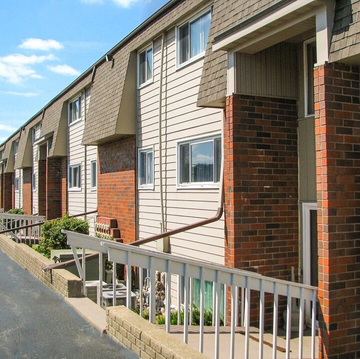 Outside View Apartments in Quad Cities