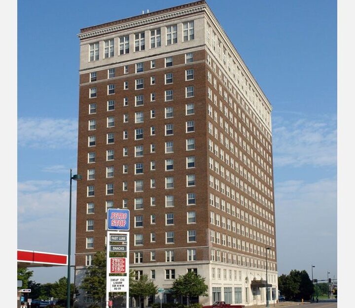 LeClaire Building Apartments in Quad Cities